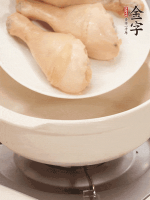 雞腿、火腿、干貝、蒜頭放入砂鍋內(nèi)燉1小時(shí)