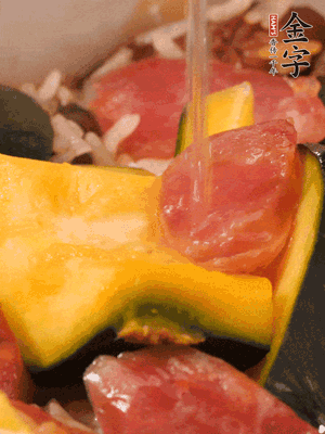 倒入溫開水，水量高出米面一個(gè)指節(jié)。
