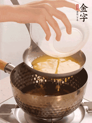 雞蛋過篩子倒入油鍋炸成蛋酥，瀝干油。