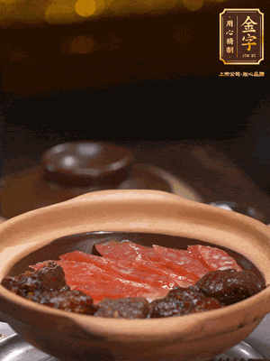 鋪上臘腸和排骨，鍋邊淋一圈油，小火煲10分鐘