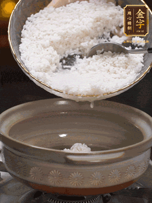 鍋底刷油，倒入米飯，水沒(méi)過(guò)即可，中小火燜10分鐘，戳幾個(gè)洞