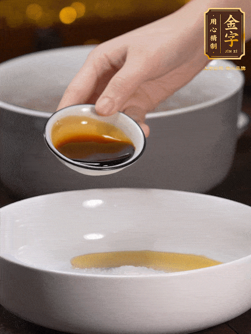 金字鹵牛肉切片，黃瓜切絲