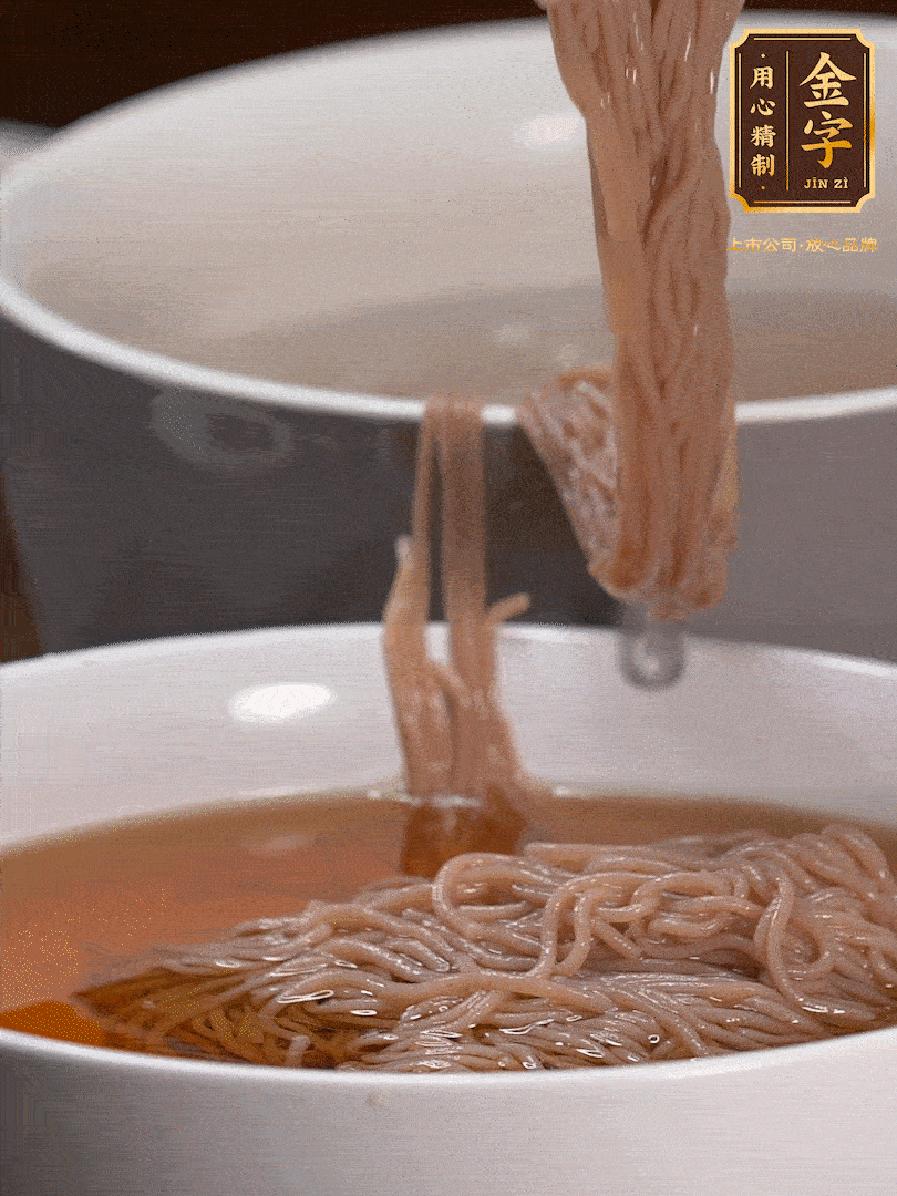 蘋果醋，一點(diǎn)鹽、糖、醬油，兌入涼白開水調(diào)成簡(jiǎn)易冷面湯，放水箱冷藏