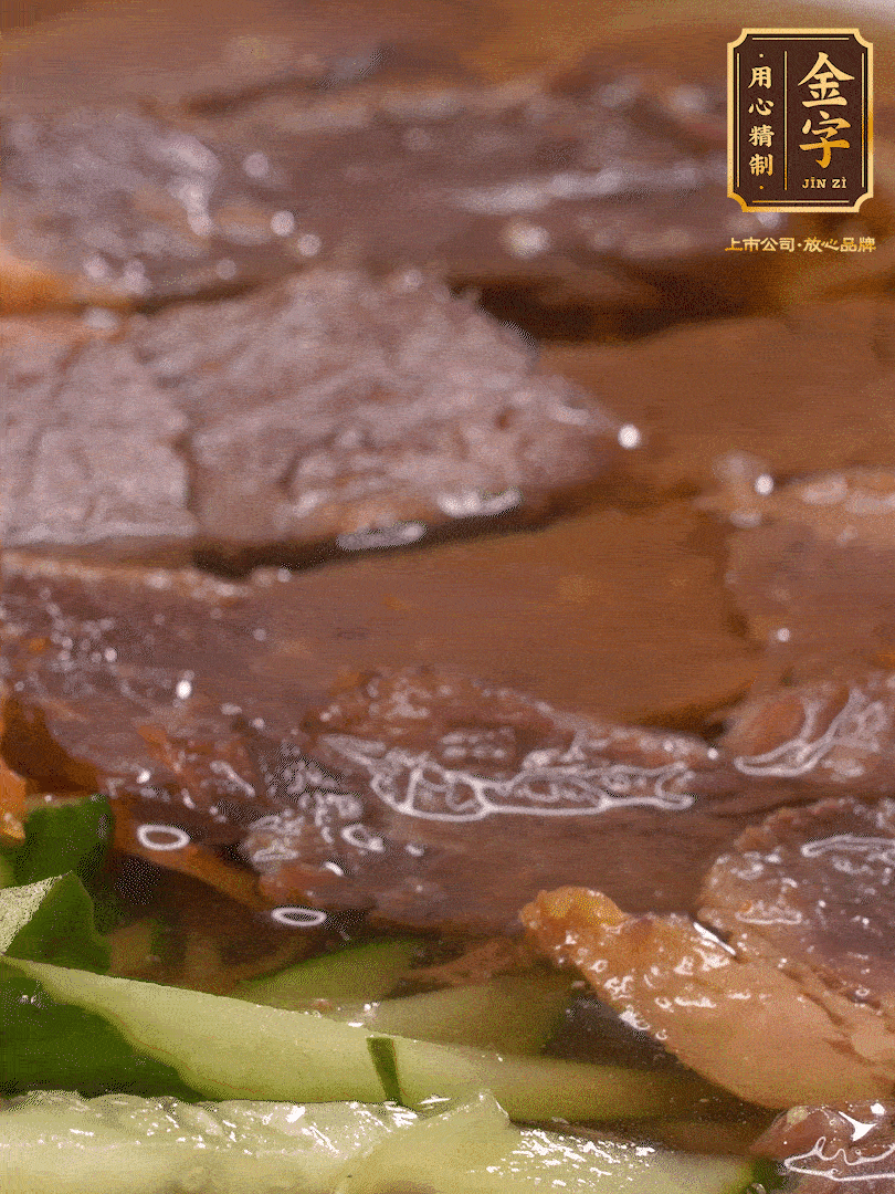 養(yǎng)麥冷面，涼水中清洗浸泡5分鐘，沸水中煮3分鐘，涼水漂洗沖涼