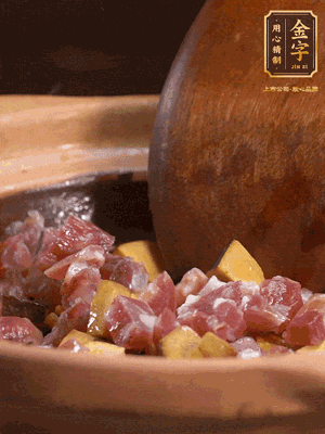 熱油下蒜片，倒入香腸丁、牛肝菌丁翻炒出香味