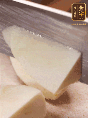茭白去殼，底部一層老皮刨掉，切成滾刀塊