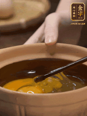雞蛋打入砂鍋，充分打勻，1.5倍的溫水加一勺鹽，倒入蛋液中，攪拌均勻后用勺子舀去表面浮沫