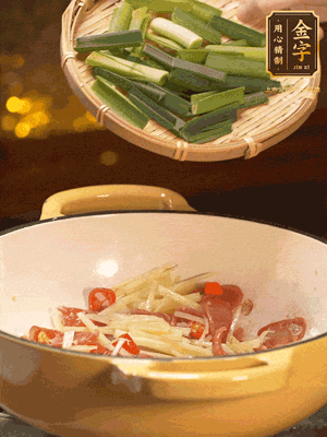 接著放蒜葉，來一點(diǎn)鹽，一點(diǎn)醬油調(diào)味翻勻