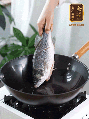 熱油，加1大勺豬油、姜片，再下鱸魚(yú)，煎至定型后翻面。（加點(diǎn)豬油，燉出的魚(yú)湯更容易變?yōu)榍逅哪贪咨?。?>
					</div>
					<span>步驟 3/6</span>
					<p>熱油，加1大勺豬油、姜片，再下鱸魚(yú)，煎至定型后翻面。（加點(diǎn)豬油，燉出的魚(yú)湯更容易變?yōu)榍逅哪贪咨＃?/p>
				</li><li>
					<div   id=