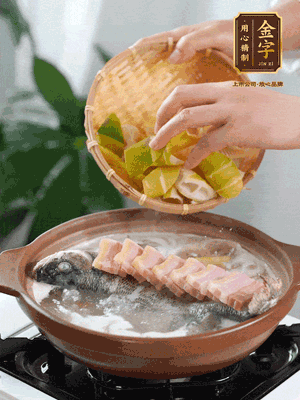 倒開(kāi)水燉煮后轉(zhuǎn)移入砂鍋，淋料酒去腥、加少許鹽調(diào)味，再依次加咸肉、春筍燉煮15分鐘。
