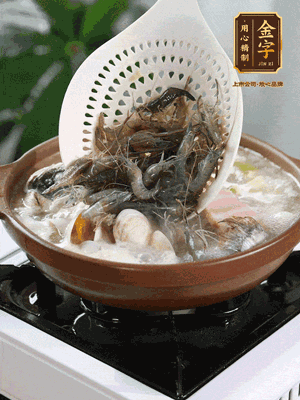 最后加一把蛤蜊、一把河蝦燜2分鐘，放一點(diǎn)白胡椒粉調(diào)味，撒上蔥花點(diǎn)綴！
