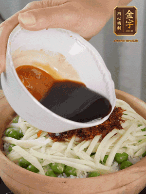 繼續(xù)小火燜3分鐘，淋上XO醬攪拌均勻。
