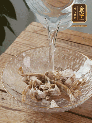 筍干提前泡發(fā)1晚切段，冬瓜去皮切塊。