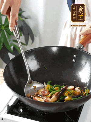 煸香蒜末，下香腸翻炒均勻，再依次下雞縱菌、黃瓜花