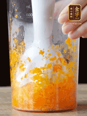 加玉米油、水怡、水揉搓成細(xì)膩的面團(tuán)。松弛半小時(shí)后，分成37g一個(gè)