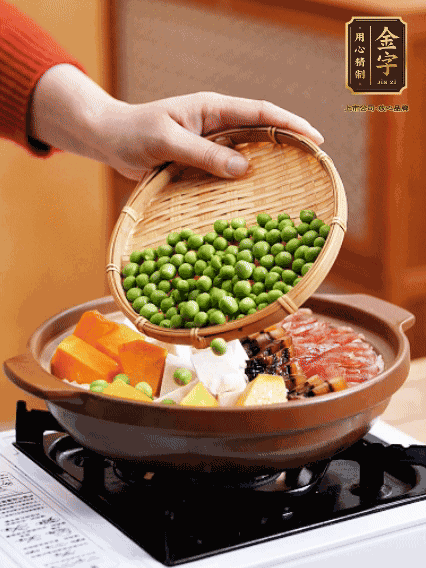再鋪上臘腸、醬油肉、豌豆，小火煲6分鐘