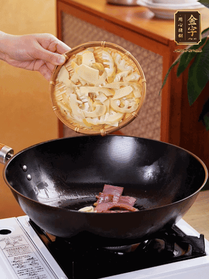 油熱，下蒜末、火腿煸炒出香味，再下筍片微微翻炒